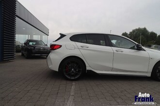 BMW 118I / AUT / SPORT-PRO / H&K / PANO / NAVI PRO / ADAP LED / VERW STUUR+ZTLS IMG_3420.jpg