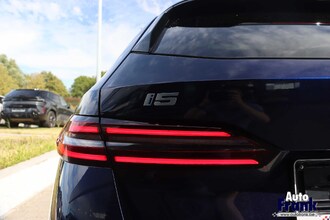 BMW I5 M60 / TOURING / PANO / TREKHK / B&W / HUD / ONDERSTL PRO / INTGRL STR IMG_6572.jpg