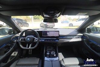 BMW I5 M60 / TOURING / PANO / TREKHK / B&W / HUD / ONDERSTL PRO / INTGRL STR IMG_6592.jpg