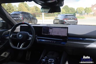 BMW I5 M60 / TOURING / PANO / TREKHK / B&W / HUD / ONDERSTL PRO / INTGRL STR IMG_6593.jpg