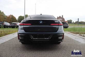 BMW I7 M70 / TV / 2-TONE / INDIV / TV / LOUNGE / KRISTAL / DRIV+PARK PRO / FULL IMG_9262.jpg